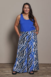 Model Ashleigh wearing size 16 of the Belle Pull On Printed Wide Leg Pant with Pockets in colour Bluezebra (Blue), from the front, showing the whole outfit