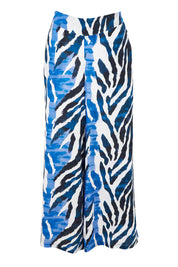 Product shot of the Belle Pull On Printed Wide Leg Pant with Pockets in colour Bluezebra (Blue), from the back