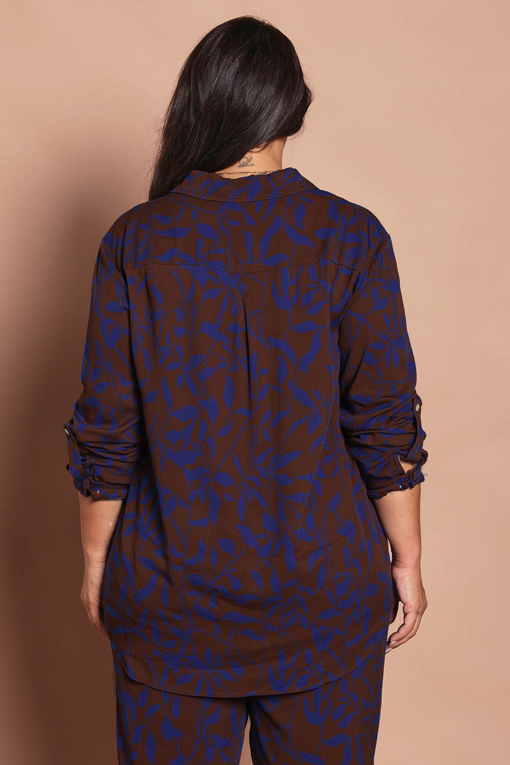 Model Ashleigh wearing size 16 of the Belle Luxe Ecovero Printed Shirt in colour Cobaltcoco (Blue), from the back