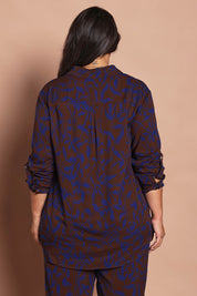 Model Ashleigh wearing size 16 of the Belle Luxe Ecovero Printed Shirt in colour Cobaltcoco (Blue), from the back