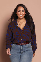 Model Ashleigh wearing size 16 of the Belle Luxe Ecovero Printed Shirt in colour Cobaltcoco (Blue), from the front, cropped image