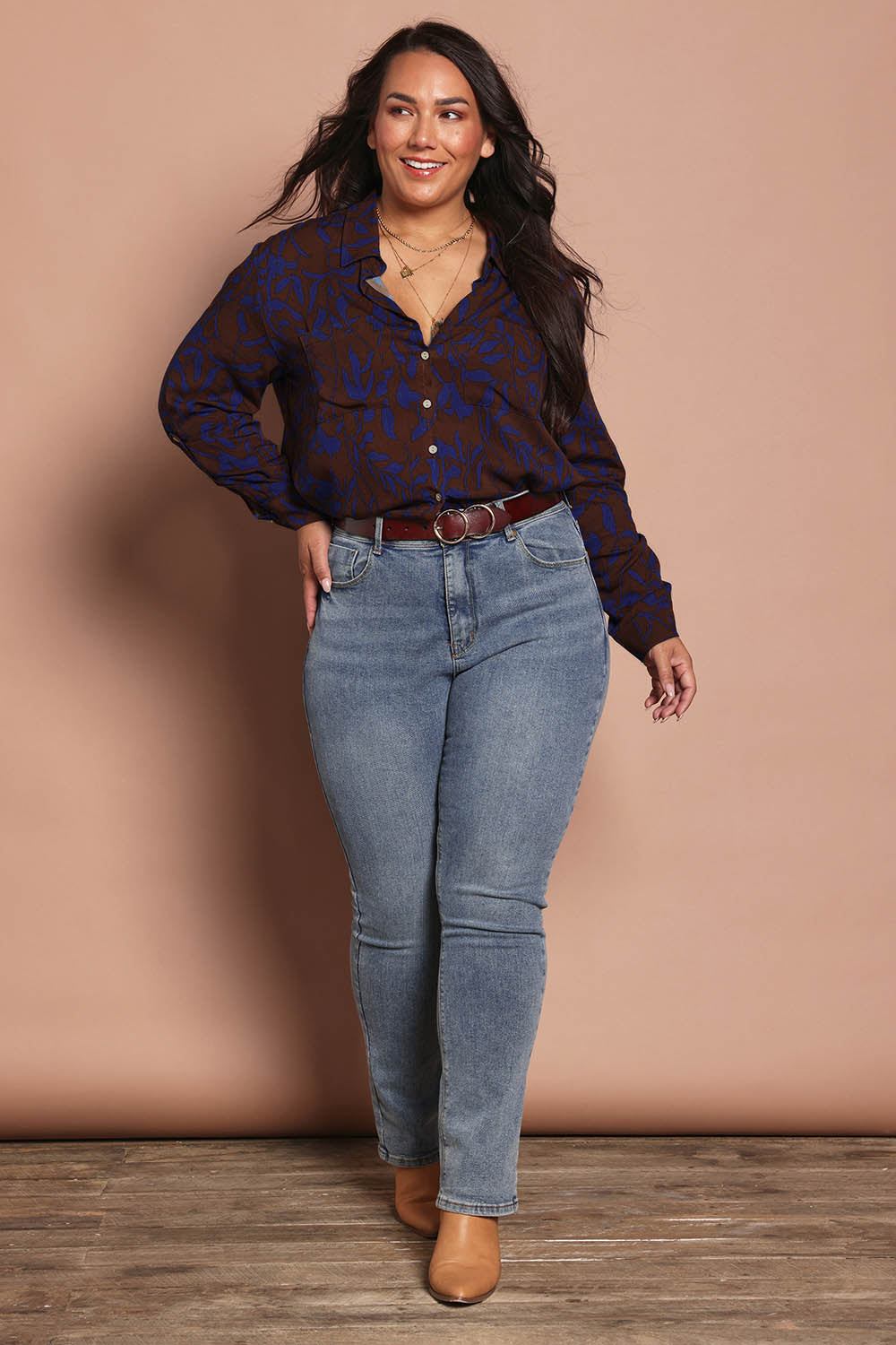 Model Ashleigh wearing size 16 of the Belle Luxe Ecovero Printed Shirt in colour Cobaltcoco (Blue), from the front, showing the whole outfit