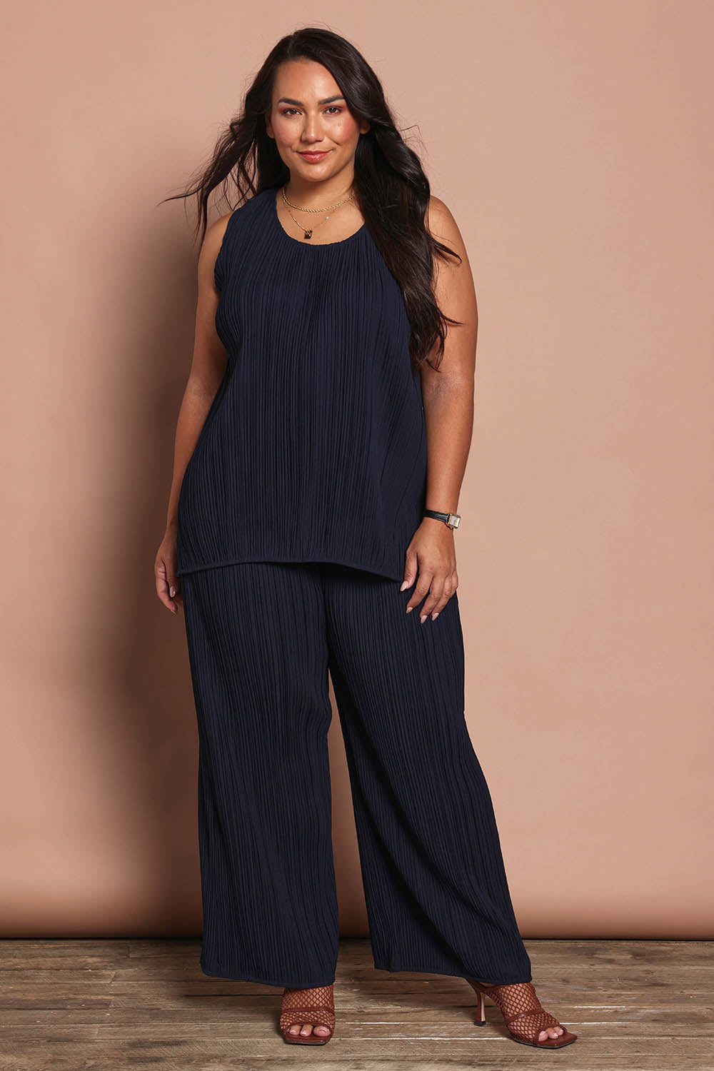 Model Ashleigh wearing size 16 of the Belle Crinkle No Iron Wide Leg Pant in colour Darknavy (Blue), from the front, showing the whole outfit