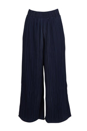 Product shot of the Belle Crinkle No Iron Wide Leg Pant in colour Darknavy (Blue), from the front