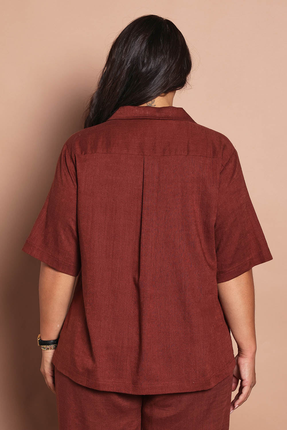 Model Ashleigh wearing size 16 of the Belle Linen Blend Shacket in colour Cocoa, from the back