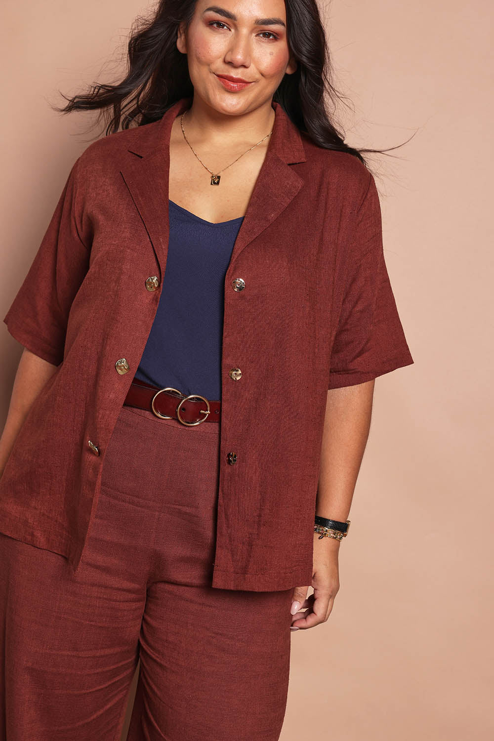 Model Ashleigh wearing size 16 of the Belle Linen Blend Shacket in colour Cocoa, from the front, cropped image