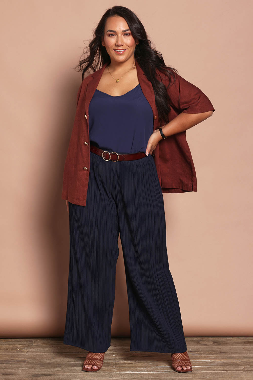 Model Ashleigh wearing size 16 of the Belle Linen Blend Shacket in colour Cocoa, from the front, showing the whole outfit