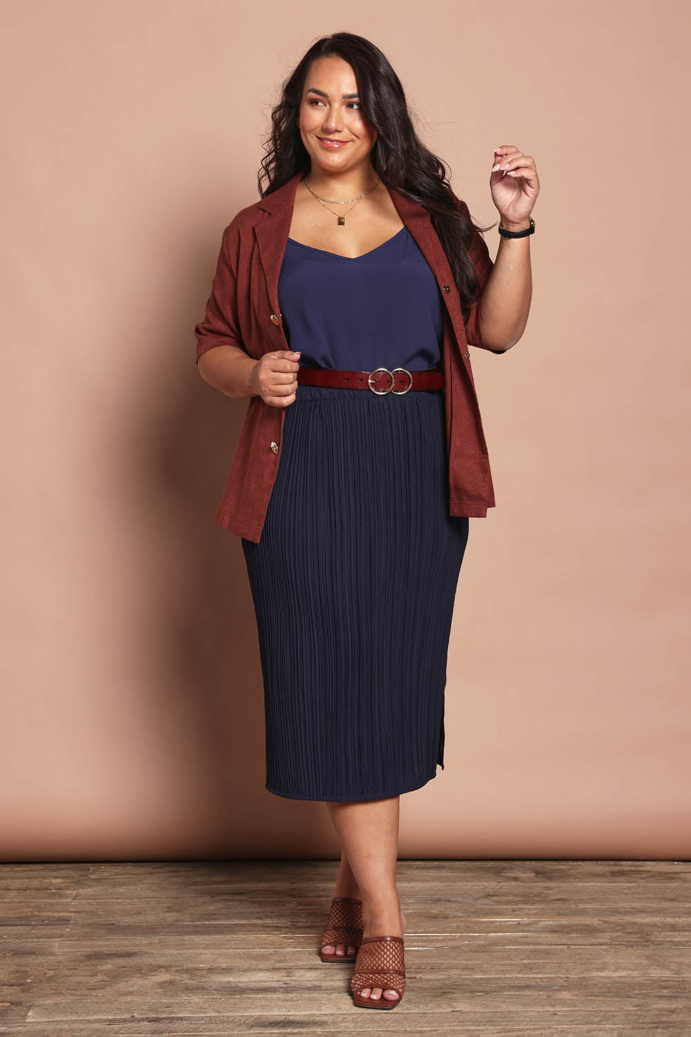 Model Ashleigh wearing size 16 of the Belle Linen Blend Shacket in colour Cocoa, from the front, showing the whole outfit