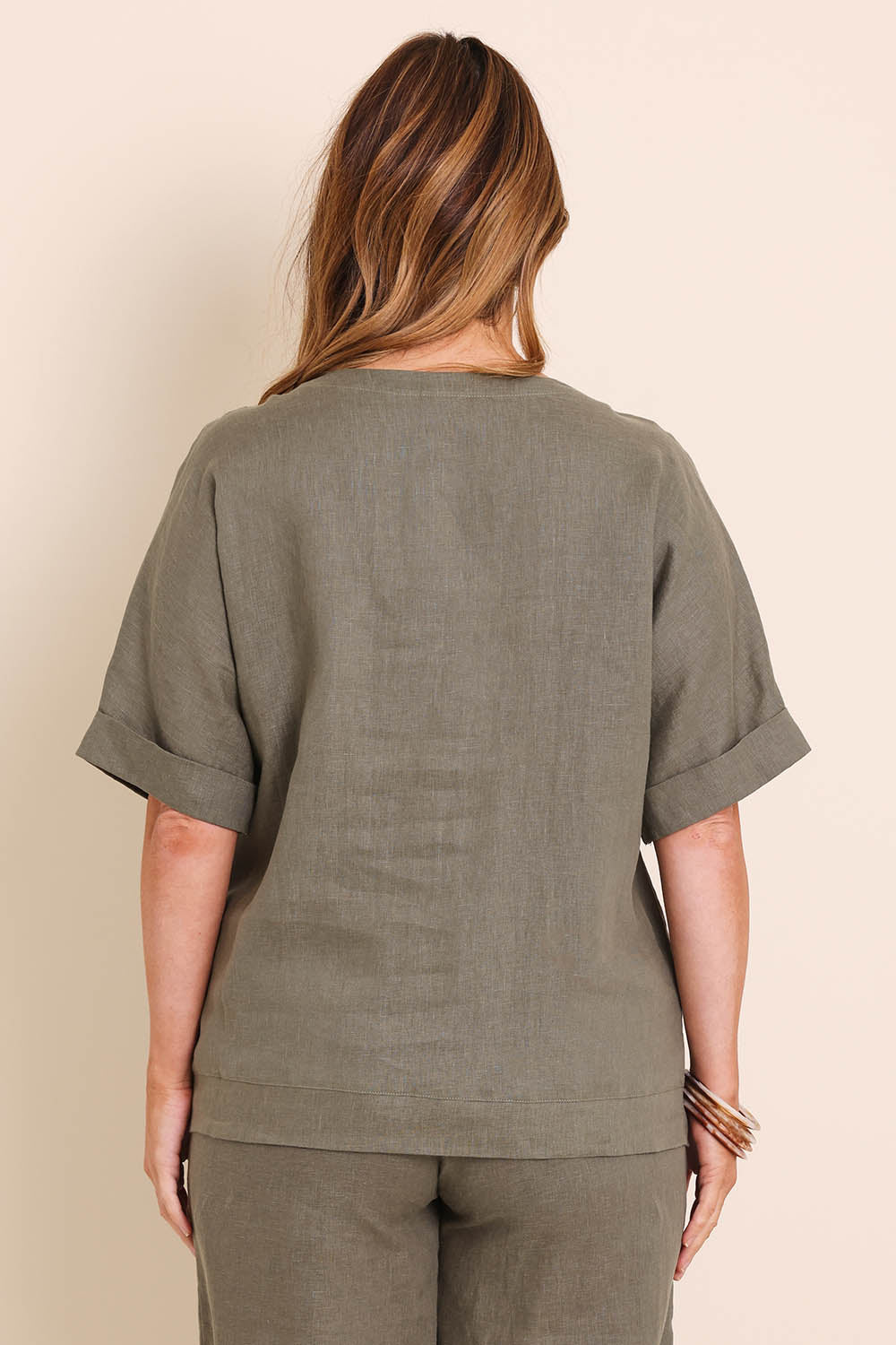 Model Lauraw wearing size 14 of the Belle Easy Wear Linen Scoop Tee – Olive in colour Olive, from the back