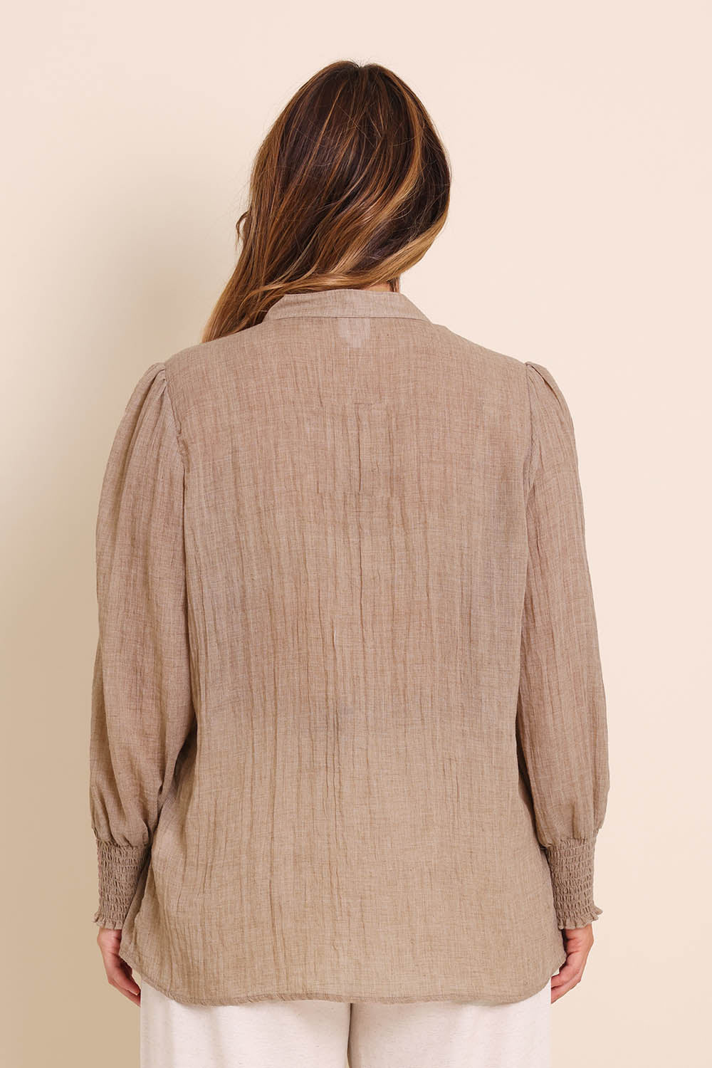 Model Lauraw wearing size 14 of the Belle Shirred Sleeve Shirt – Warmsand in colour Warmsand, from the back