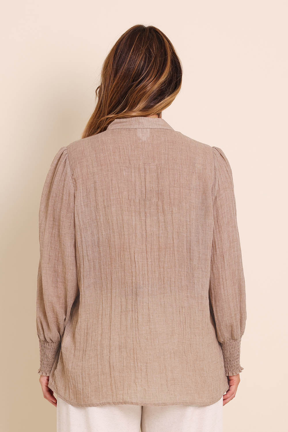 Model Lauraw wearing size 14 of the Belle Shirred Sleeve Shirt – Warmsand in colour Warmsand, from the back