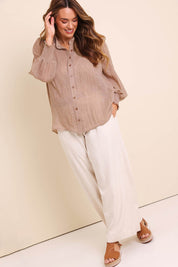 Model Lauraw wearing size 14 of the Belle Shirred Sleeve Shirt – Warmsand in colour Warmsand, from the front