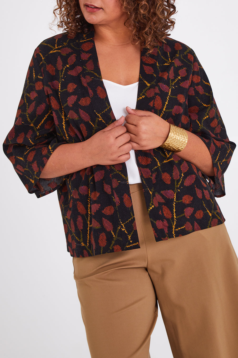 Model Anucia wearing size 14 of the You Colour My World Kimono in colour Blkfleur (Black), from the front, cropped image