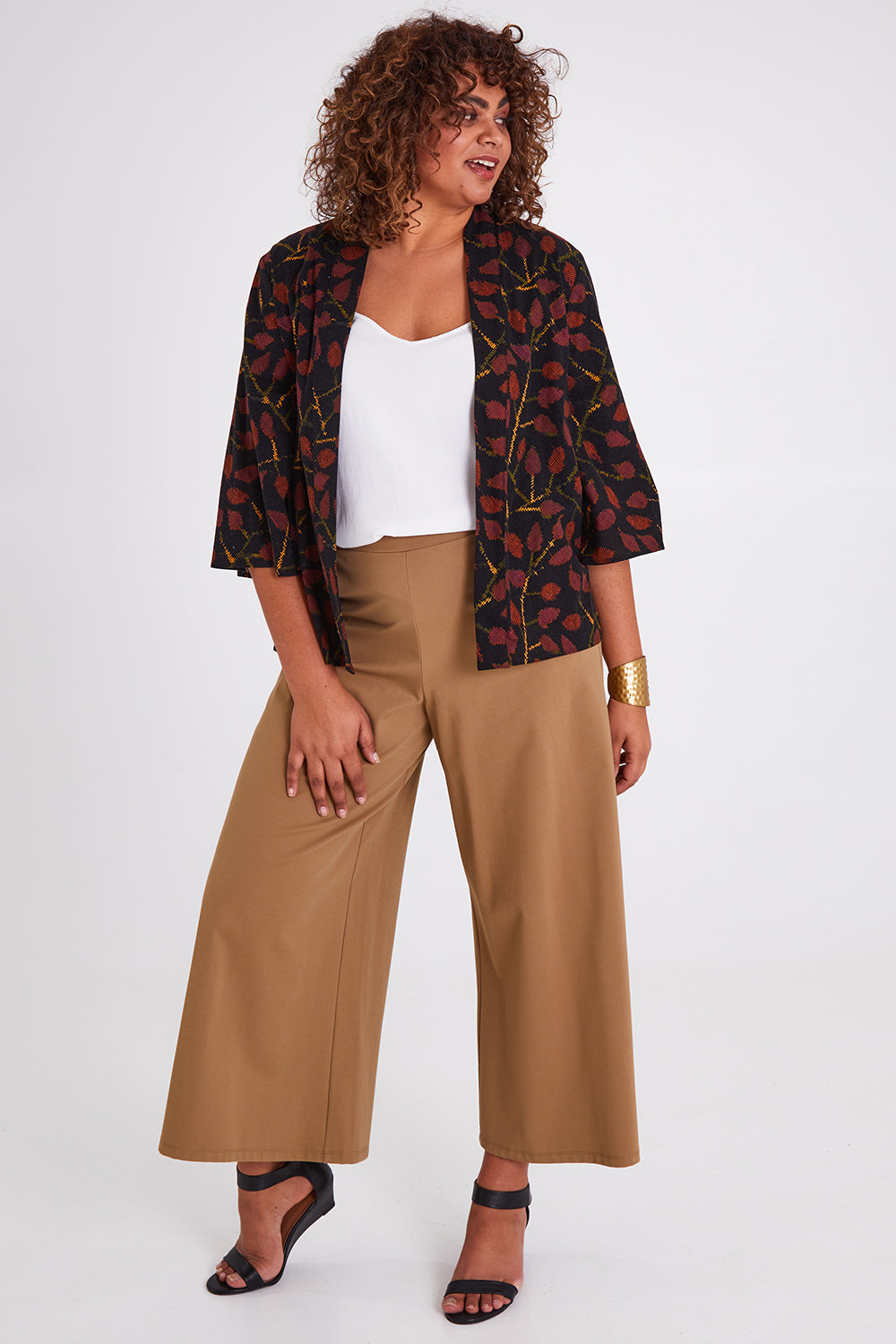 Model Anucia wearing size 14 of the You Colour My World Kimono in colour Blkfleur (Black), from the front, showing the whole outfit
