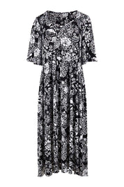Product shot of the Swinging Hands With You Dress in colour Blackfleur (Black), from the front