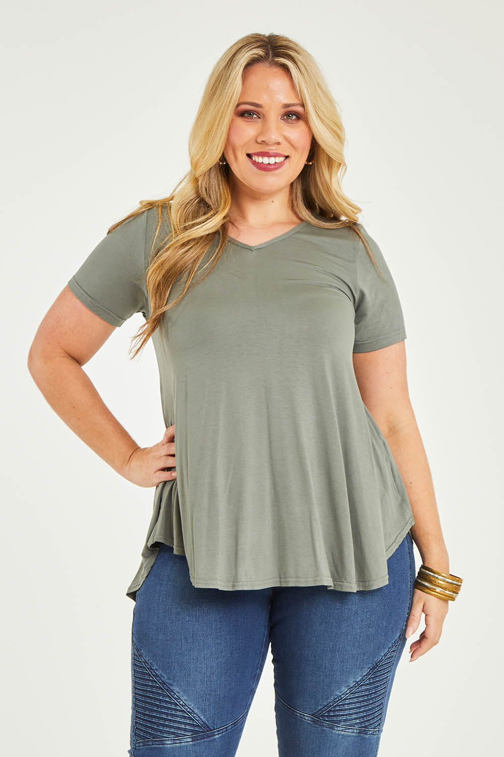 Model Katie wearing size 16 of the Softly Swinging Bamboo Tee in colour Fern (Green), from the front, cropped image