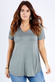 Model Laura wearing size 14 of the Softly Swinging Bamboo Tee in colour Fern (Green), from the front, cropped image