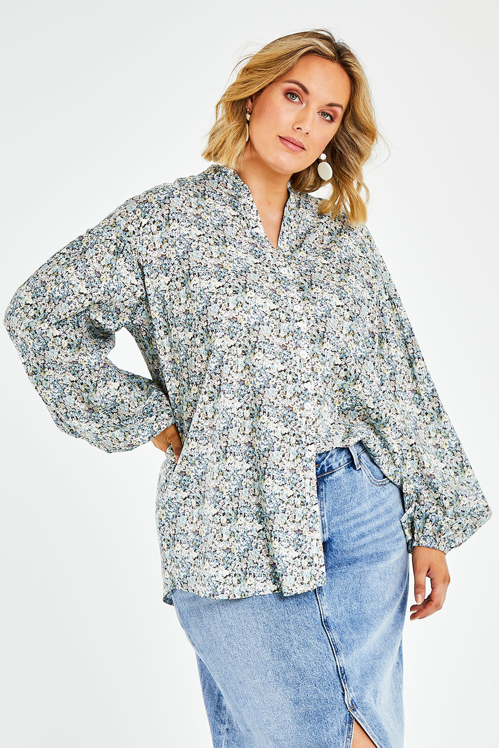 Model Jess wearing size 14 of the You And Me Cotton Floral Blouse in colour Skyfleur (Blue), from the front, cropped image