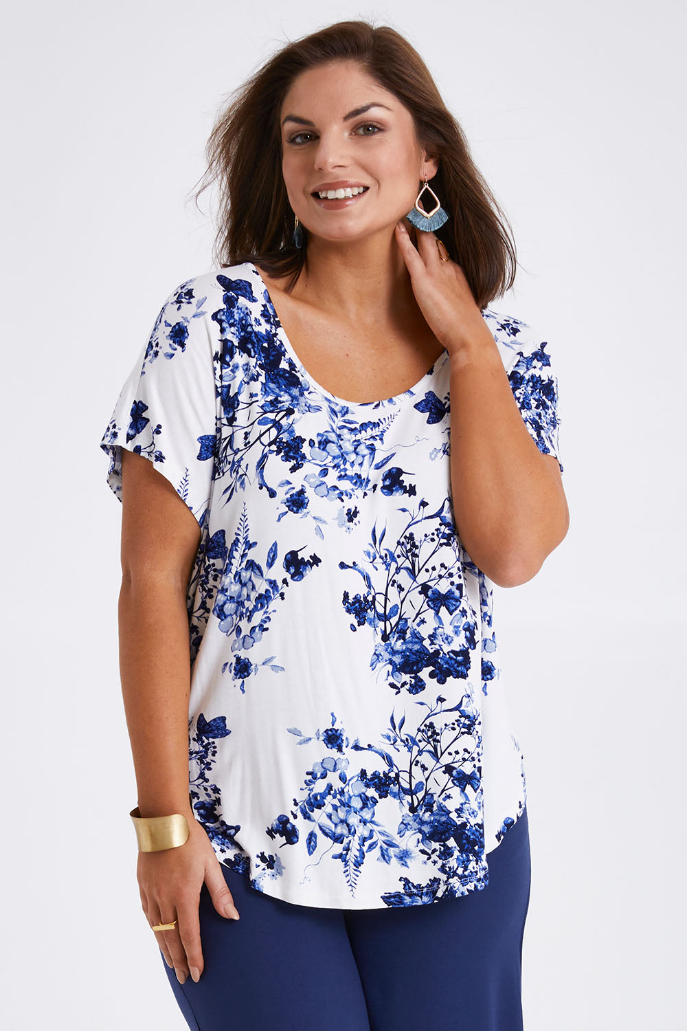 Model Monique wearing size 14 of the Falling Flowers Tee in colour Bluewhite (Blue), from the front, cropped image