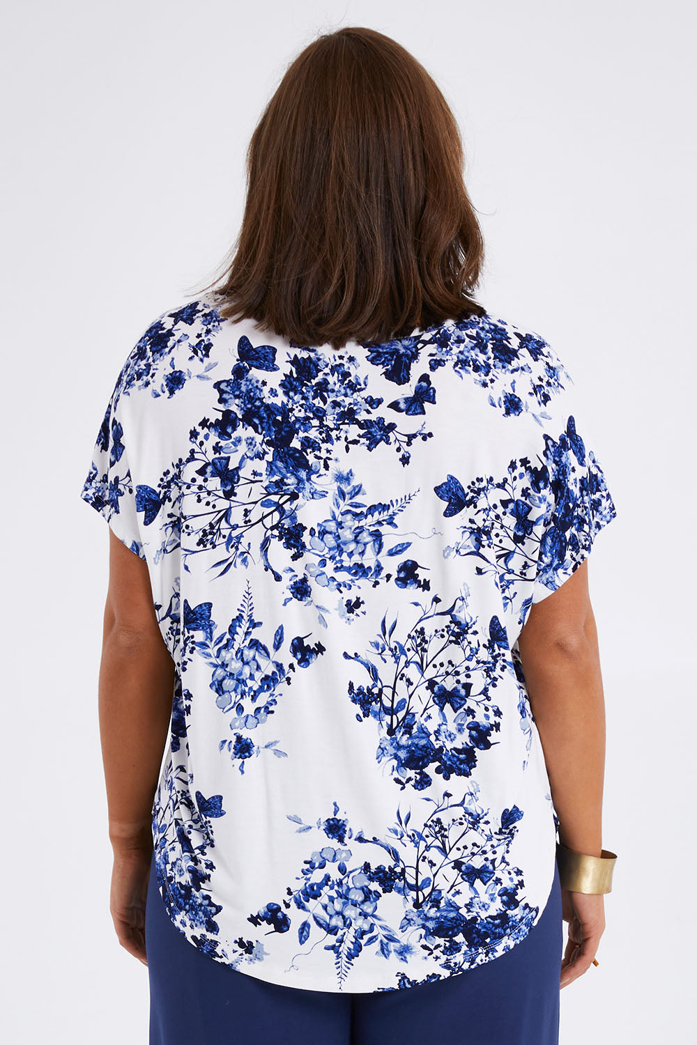 Model Monique wearing size 14 of the Falling Flowers Tee in colour Bluewhite (Blue), from the front, cropped image