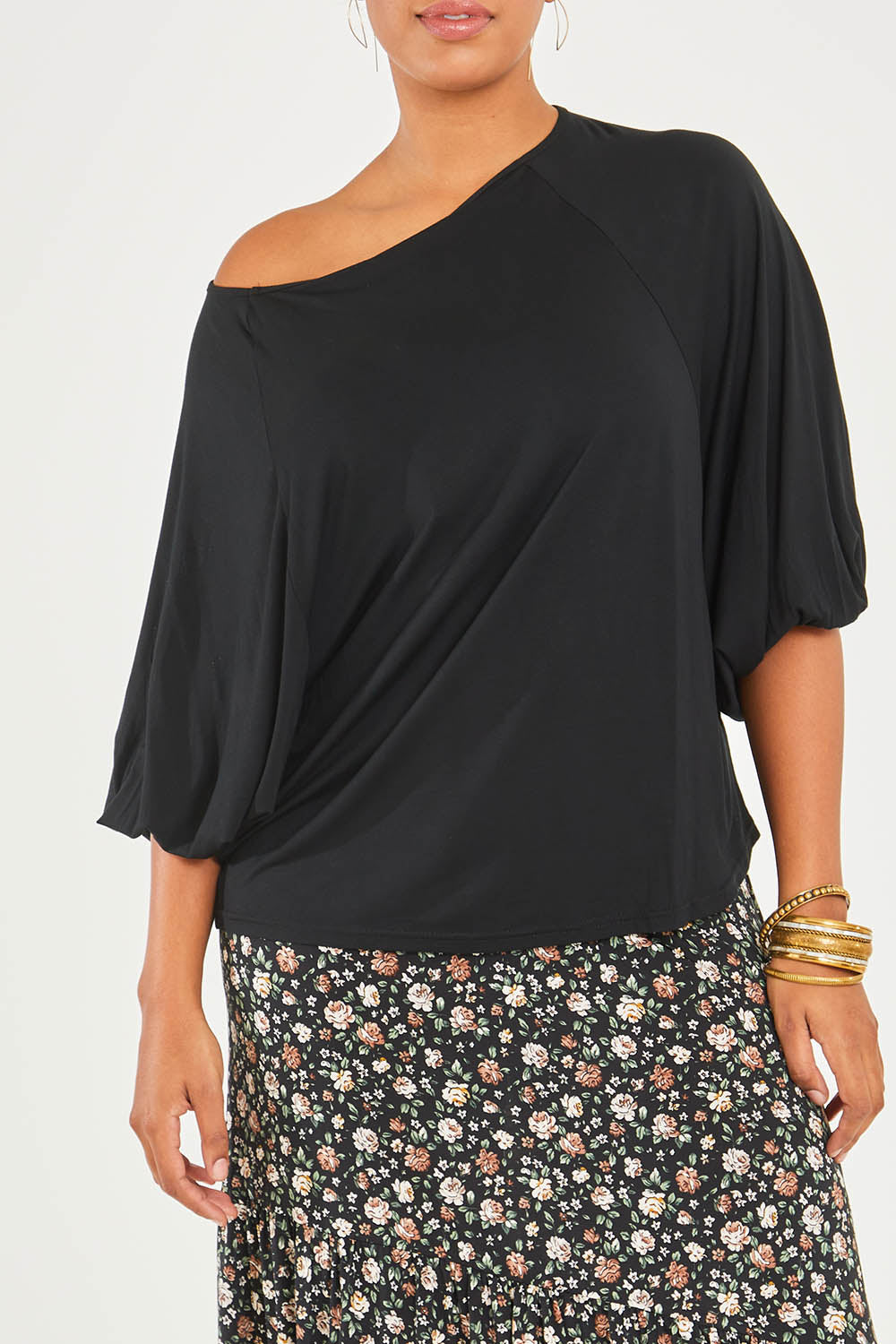 Model Noli wearing size 14 of the Softly Swinging Balloon Sleeve Tee in colour Black (Black), from the front, cropped image