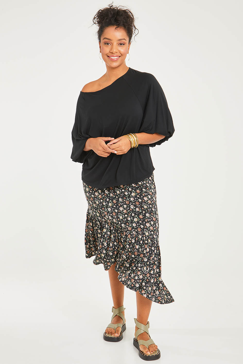 Model Noli wearing size 14 of the Softly Swinging Balloon Sleeve Tee in colour Black (Black), from the front, showing the whole outfit