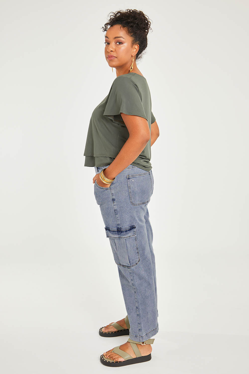 Model Noli wearing size 14 of the Chasing After You Cargo Jeans in colour Denim (Blue), from the front, showing the whole outfit