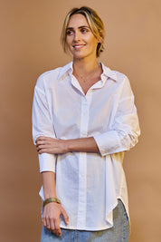 Model Tegan wearing size 8 of the Relaxed Elegance Boyfriend Shirt in colour White (White), from the front, showing the whole outfit