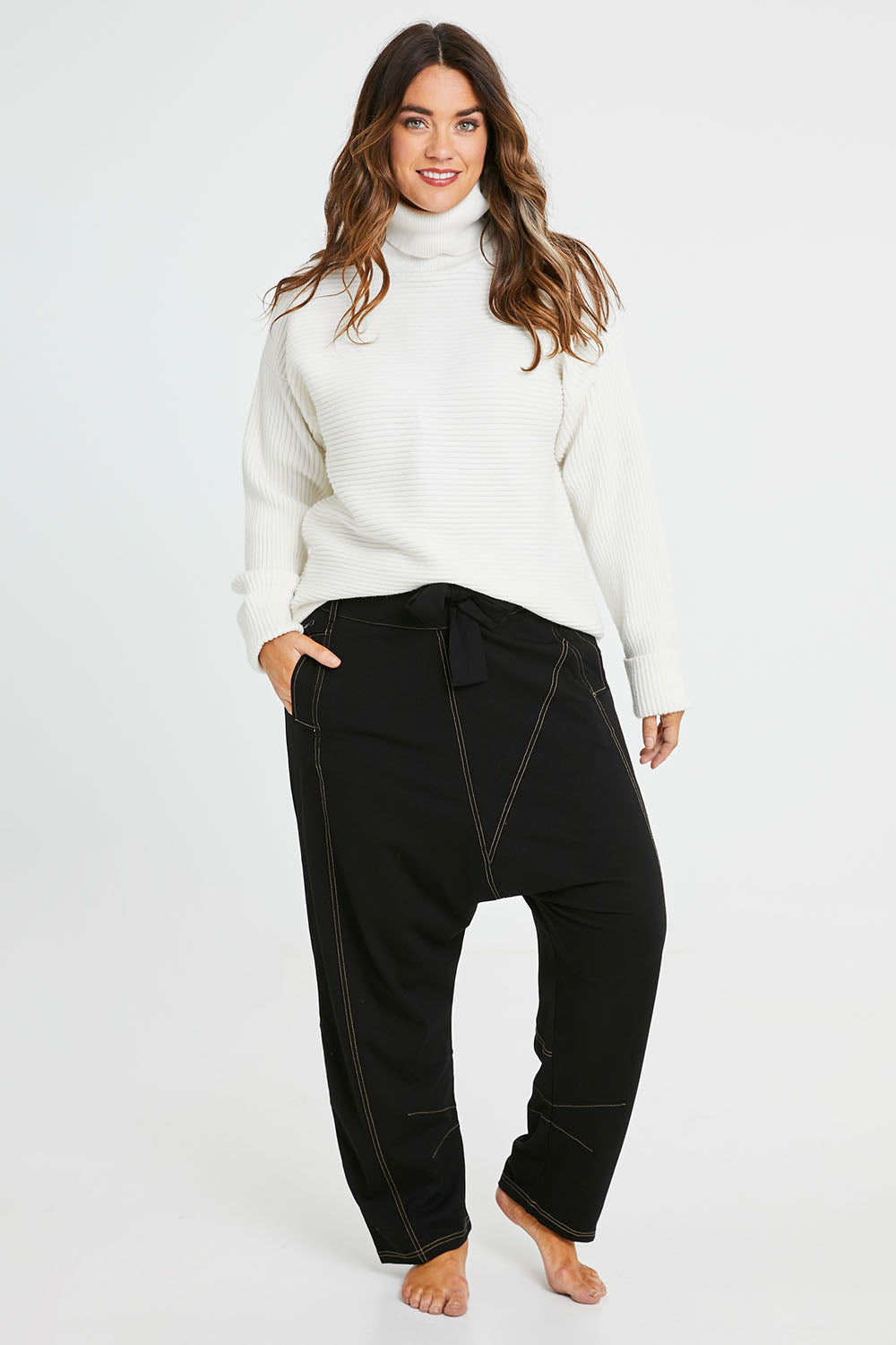 Model Laura wearing size 14 of the My Mercerised Cotton Pantaloni in colour Black (Black), from the front, showing the whole outfit