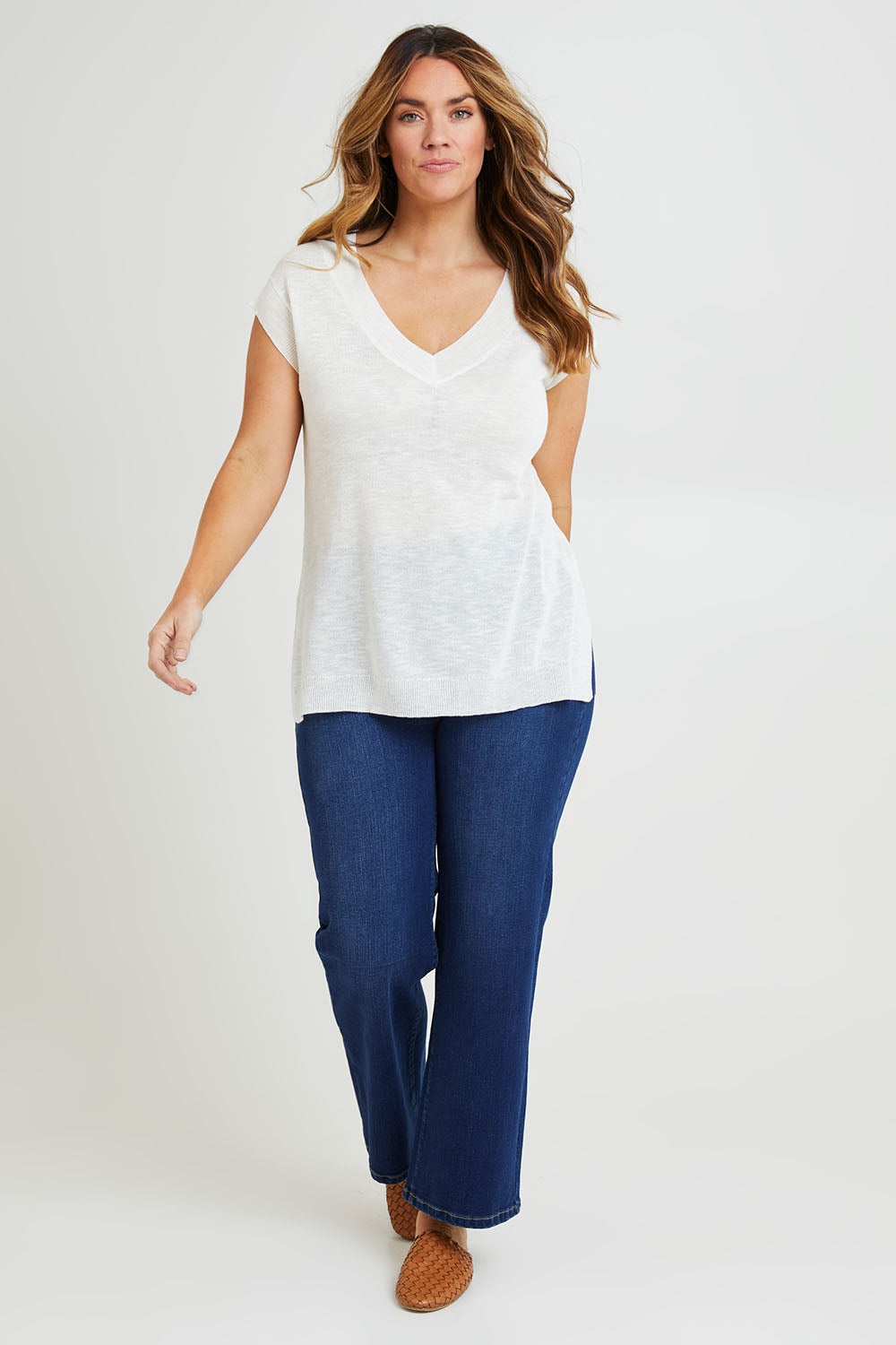 Model Laura wearing size L of the Go To Knit Tank in colour White (White), from the front, showing the whole outfit
