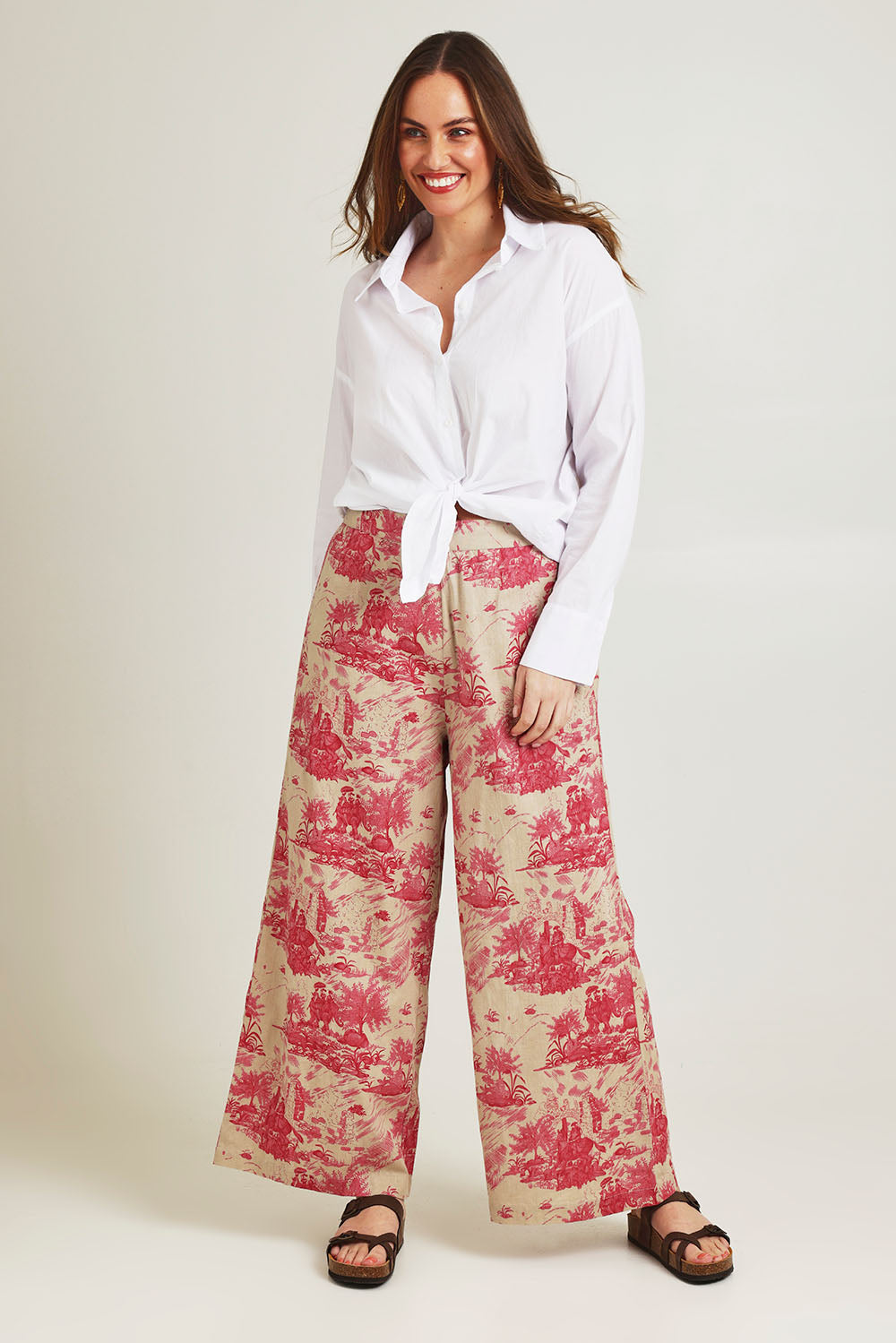 Model Jane wearing size 14 of the Toile De Jouy Pants in colour Pinktoile (Pink), from the front, showing the whole outfit