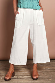 Model Riina wearing size 10 of the Pocket Full Of Sunshine Cotton Blend  3/4 Pants in colour White (White), from the front, cropped image
