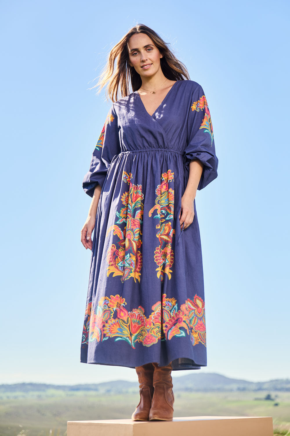 BOHO-2072_Navyfleur_Model_tegand_Size_10_Full_1_20260325_L.jpg