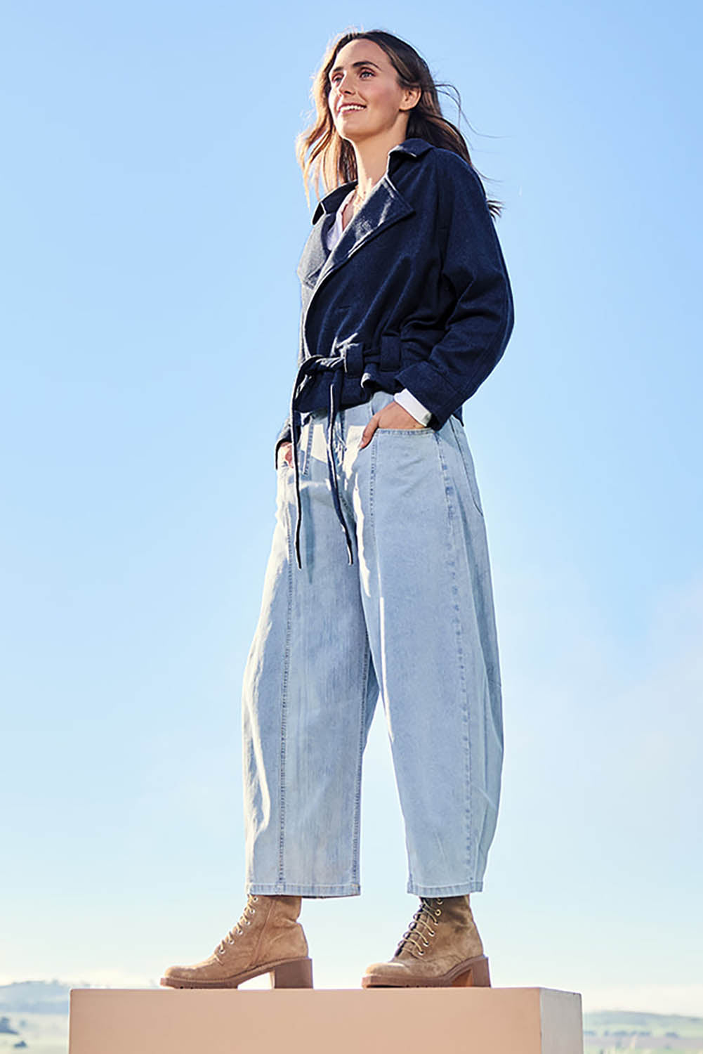 BOHO-2089_Denim_Model_tegand_Size_10_Full_1_20260325_L.jpg