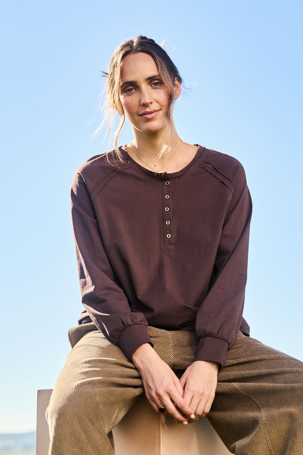 BOHO-2101_Chocolate_Model_tegand_Size_10_Crop_0_20260325_L.jpg