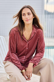 Model Tegand wearing size 10 of the Shine Your Light Velvet Shirt – Rose in colour Rose, in a cropped view