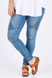 Model Laura wearing size 12 of the Wild Plains Stitched Jeggings in colour MidDenim (Blue), from the front, cropped image