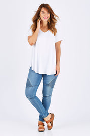 Model Laura wearing size 12 of the Wild Plains Stitched Jeggings in colour MidDenim (Blue), from the front, showing the whole outfit