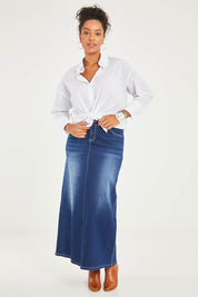 Model Noli wearing size 14 of the Dusty Footprints Skirt in colour DarkDenim (Blue), from the front, showing the whole outfit