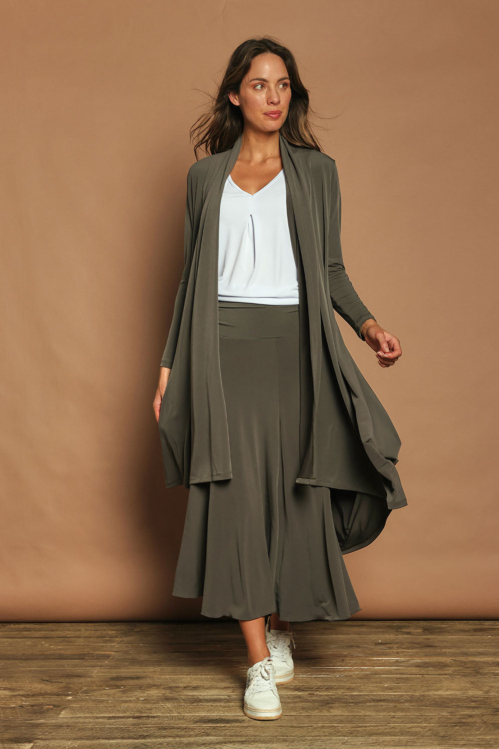 Model Madeline wearing size 10 of The Wanderer In Me Swing Travel Cardi in colour Khaki (Green), from the front, showing the whole outfit
