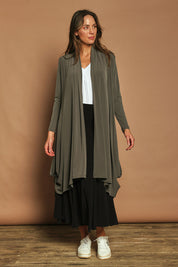 Model Madeline wearing size 10 of The Wanderer In Me Swing Travel Cardi in colour Khaki (Green), from the front, showing the whole outfit