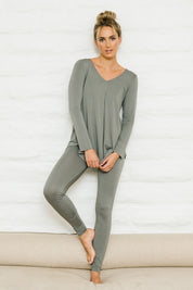 Model Tegan wearing size 10 of the Softly Swinging Bamboo Leggings in colour Fern (Green), from the front, showing the whole outfit