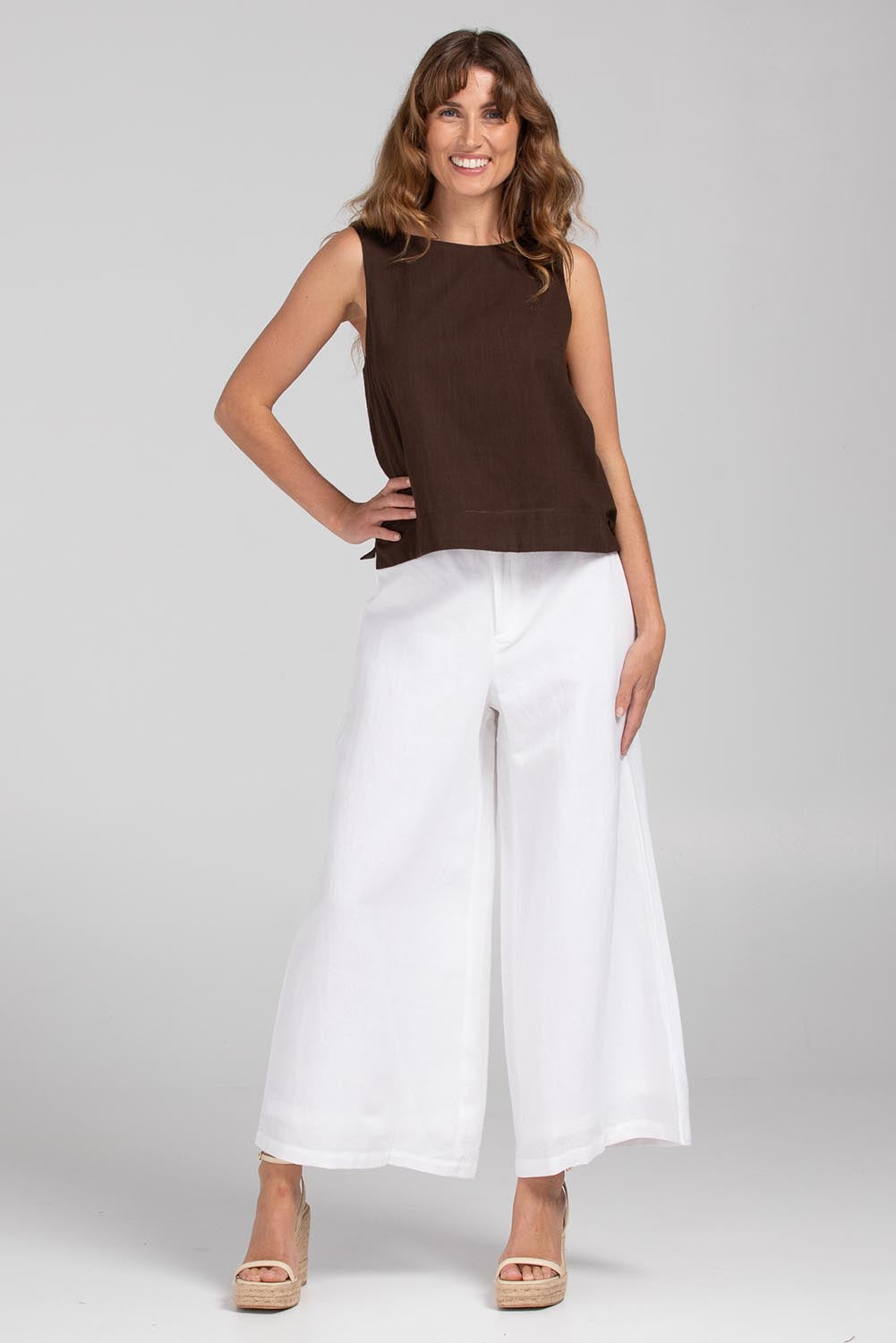 A model wearing the Hara Cotton Top in colour Coffee, from the front, showing the whole outfit