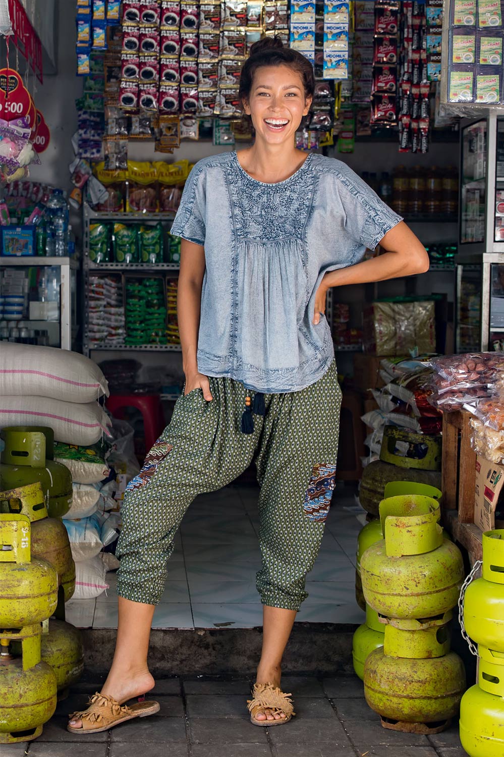 A model wearing the Java Pant in colour JuniTile (Green), from the front, showing the whole outfit