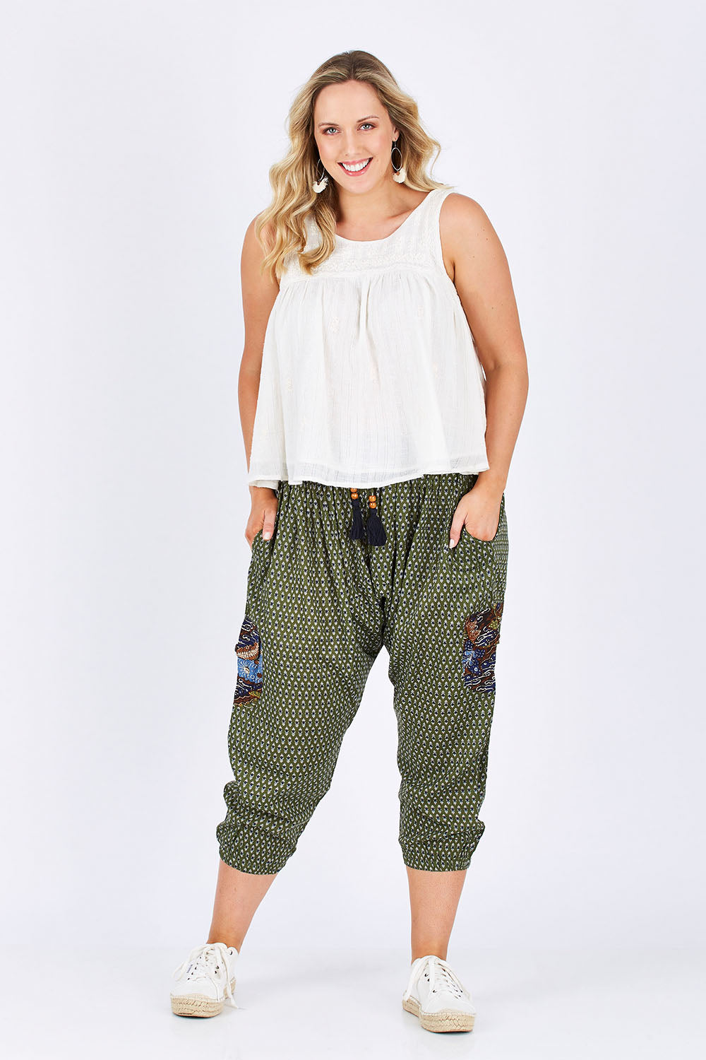 Model Jess wearing size 14 of the Java Pant in colour JuniTile (Green), from the front, showing the whole outfit