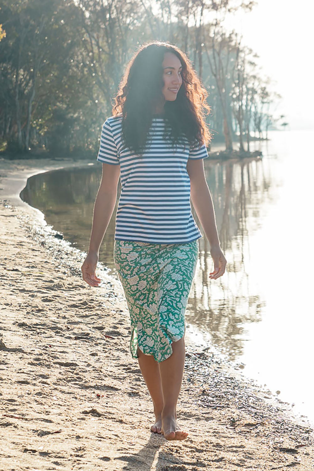A model wearing the Pacifica Tee in colour Reefstripe (Blue), from the front, showing the whole outfit