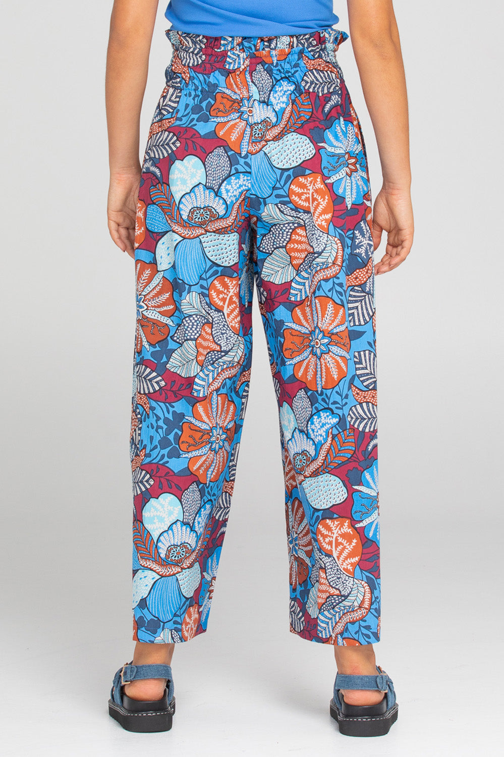 A model wearing the Etta Cotton Pant in colour Diah (Blue), from the back