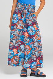 A model wearing the Etta Cotton Pant in colour Diah (Blue), from the front, cropped image