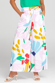 A model wearing the Harper Cotton Pant in colour Sachi (Pink), from the front, cropped image