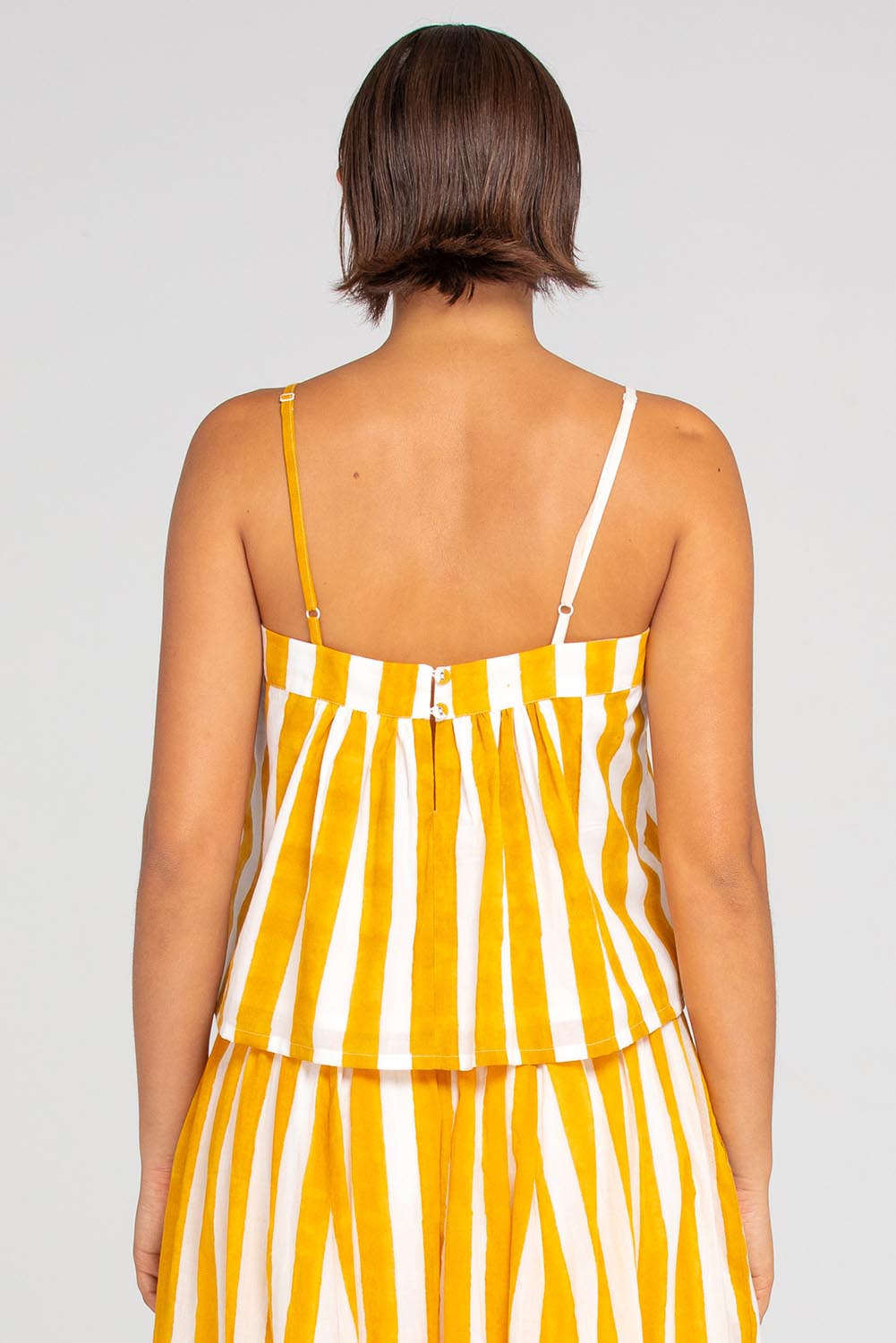 A model wearing the Sami Cotton Singlet in colour Tropical, from the back